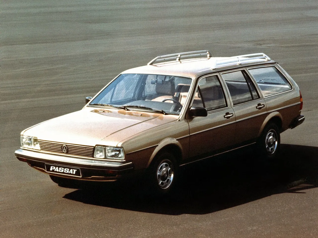 Volkswagen Passat 1.3 MT (55 л.с.)