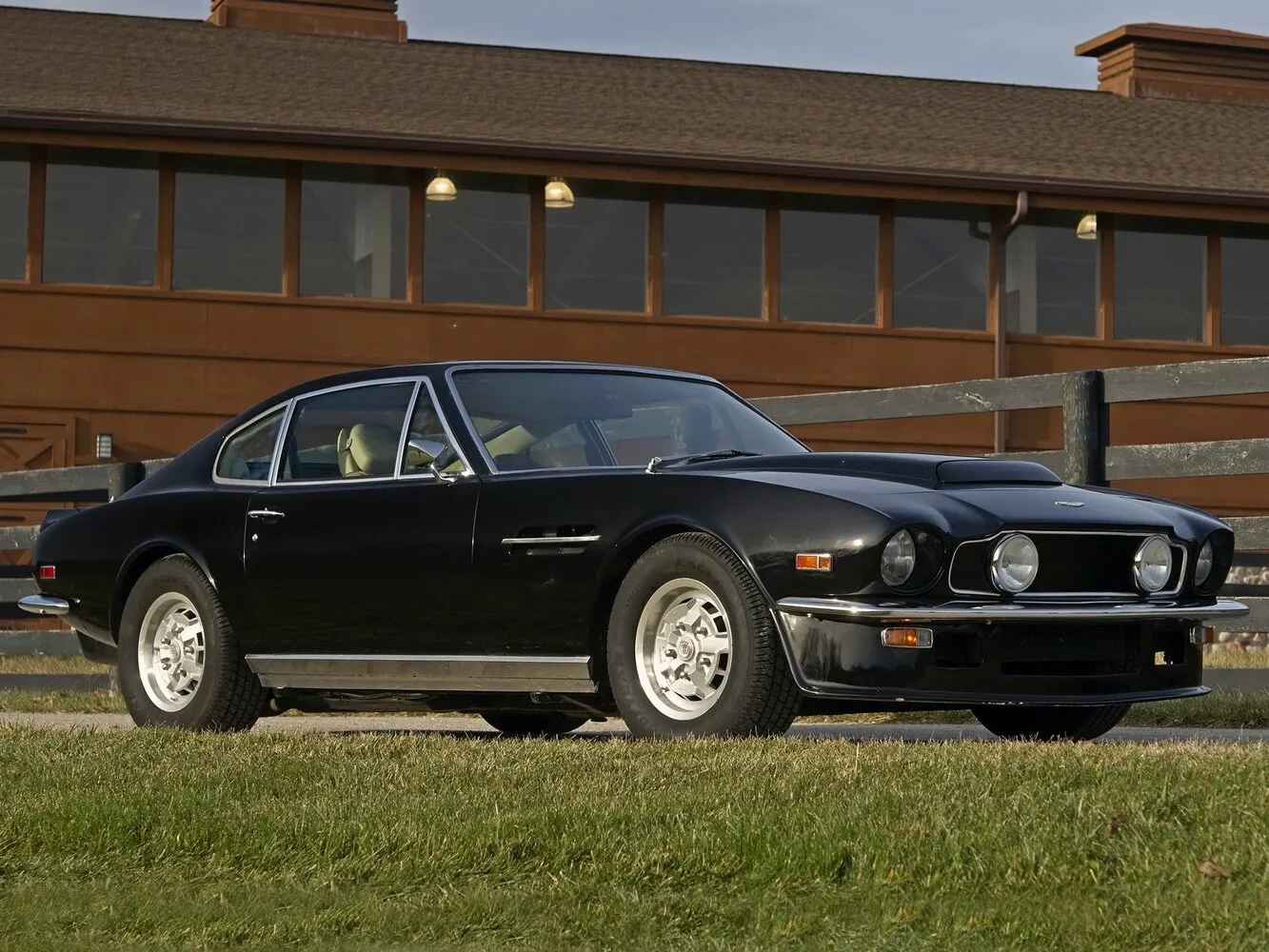 Aston Martin V8 Vantage 5.3 MT (375 л.с.)