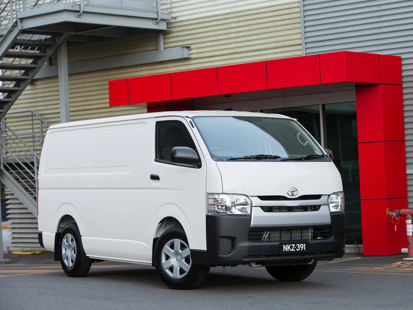 Toyota HiAce 2.7 AT (151 л.с.) 4WD