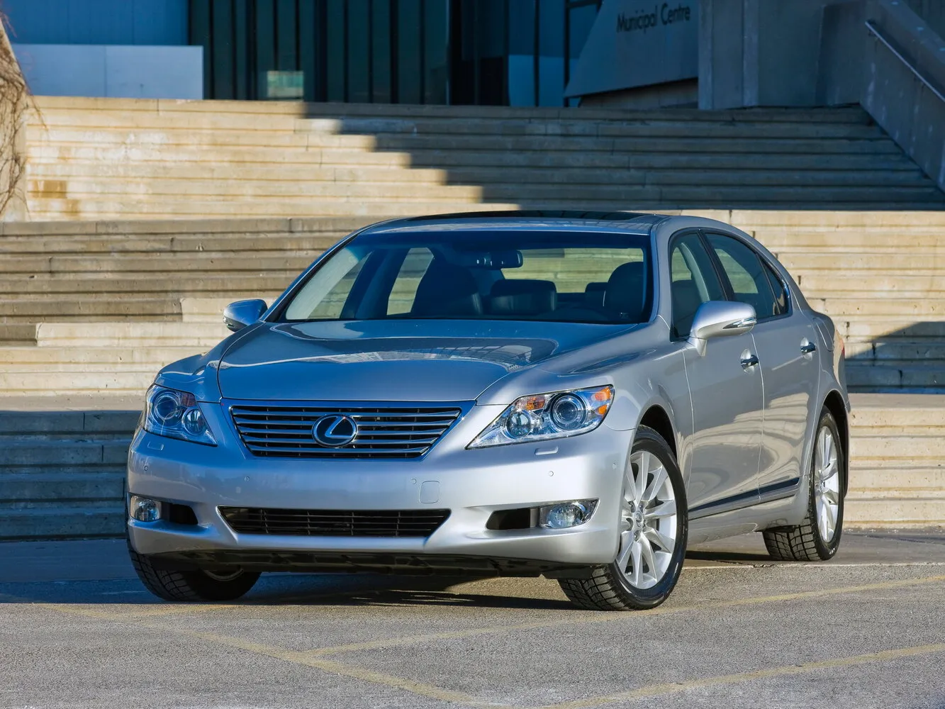 Lexus LS 600h L 5.0hyb CVT (445 л.с.) 4WD