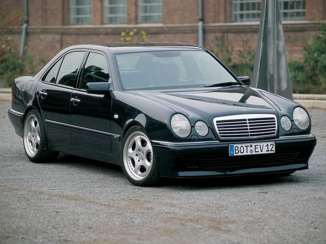 Brabus E V12 7.3 AT (582 л.с.)