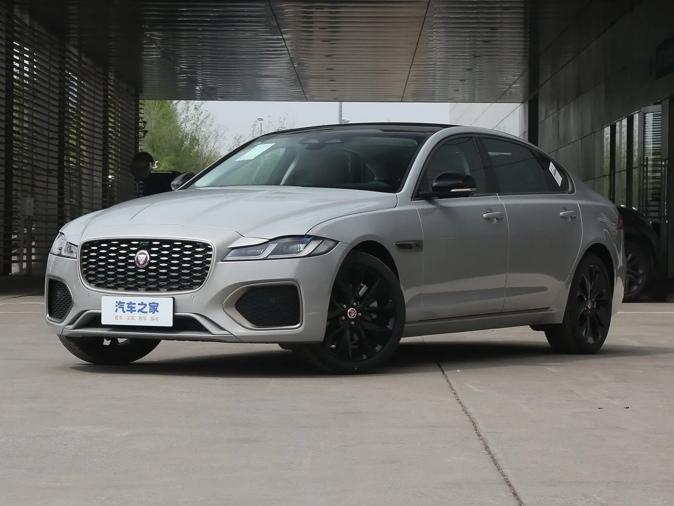 Jaguar XF L 2.0 AT (300 л.с.) 4WD