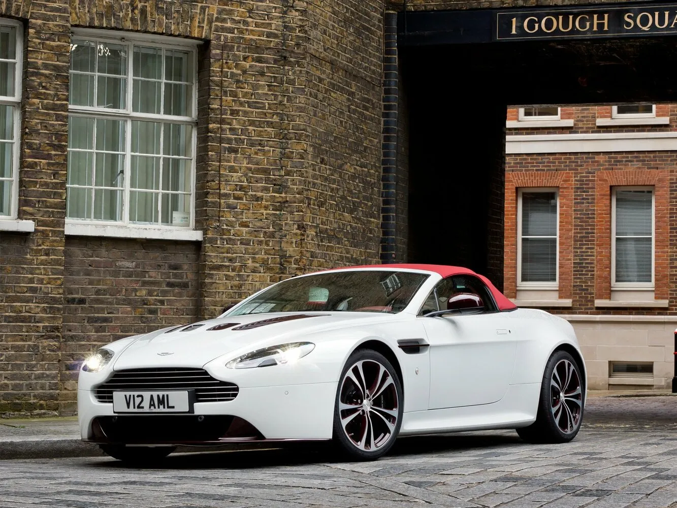 Aston Martin V12 Vantage 5.9 MT (517 л.с.)